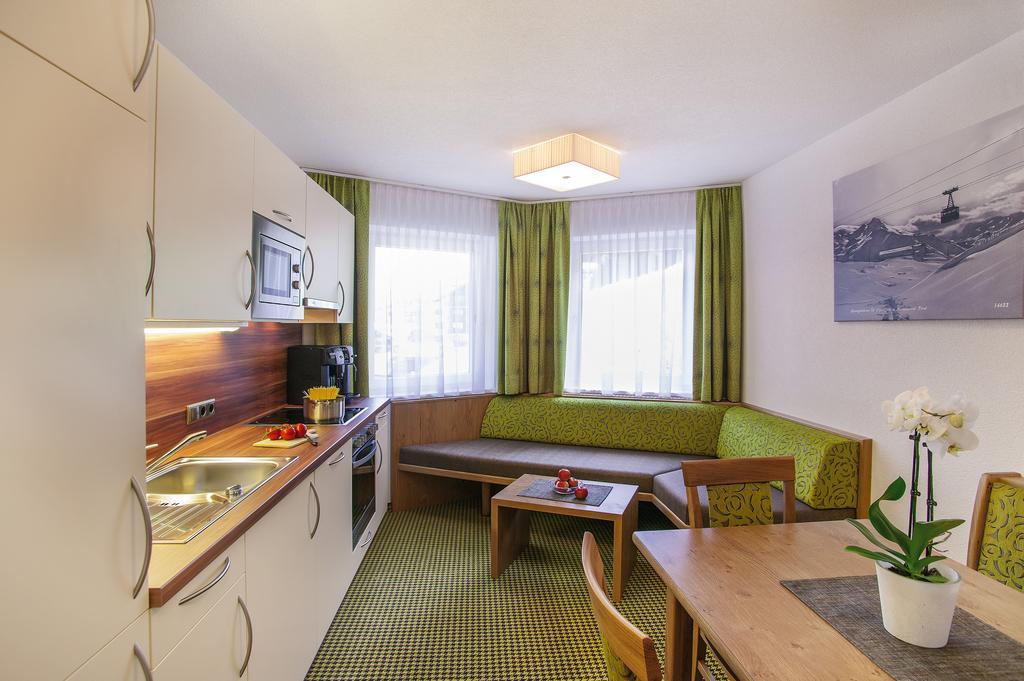 Hotel Garni Chasa Sulai Ишгъл Стая снимка